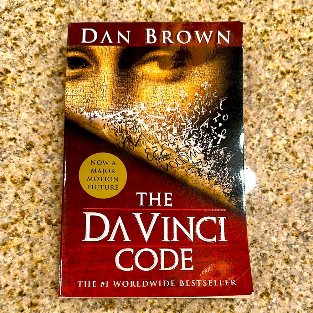 THE DAVINCI CODE BESTSELLING PAPERBACK BOOK BY DAN BROWN